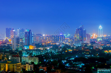 现代的高速公路曼谷黄昏夜景区商业曼谷夜景的市风夜场图片