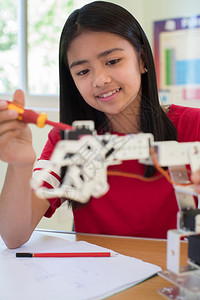 工程机器人技术学习理科课程的女生中间背景图片