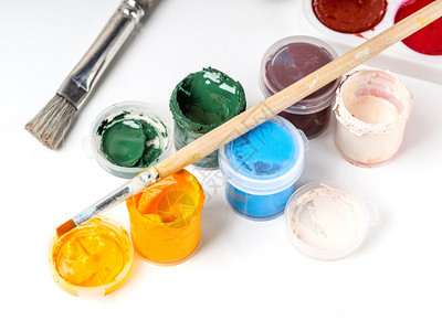 罐头涂有古酸盐和油漆刷在白色背景上罐头涂有彩色古酸油漆调板画笔工艺图片