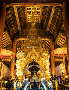 金的内部泰国北地区寺庙古老教堂的金佛雕像不需要财产放行公共区域无需财产放行老的图片