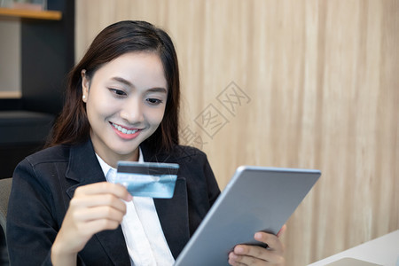 在线使用平板牌和信卡购物软件的女实业银行药片手买高清图片素材
