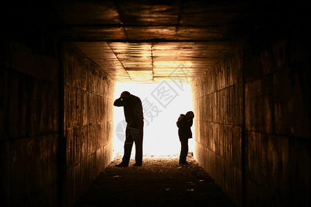 门厅男生贫困无望助的父亲和儿子在隧道A中背景图片