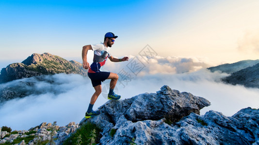 偏远地区山里有超马拉松人跑在山上一次锻炼中天跑景观高清图片