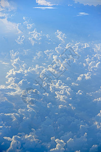 以下云上飞行机窗外的白云美妙全景飞过白云下面的美丽天堂全景云白色的图片