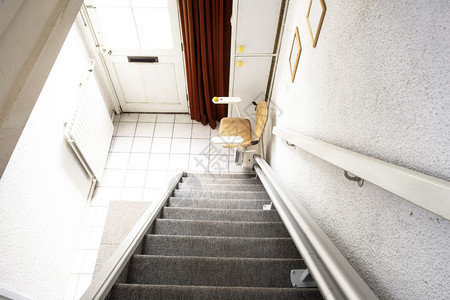 现代的座位一种楼梯上的自动升降机将老年人和残疾在房屋中上下图片