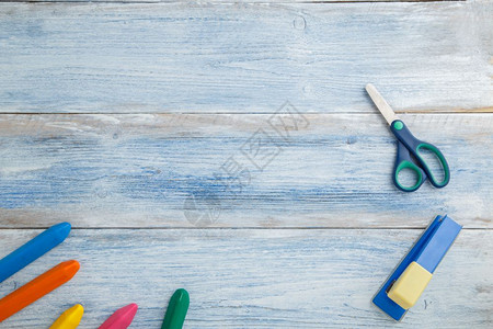 儿童彩色蜡笔和剪刀图片