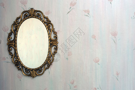 旧古金镜子挂在一个旧古老的房里墙纸空间是用来写文字的旧古金镜子挂在的房里墙纸间覆盖乡村背景图片