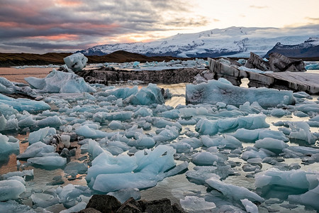 冰岛Vatnajokull公园Jokulsarlon冰川泻湖的多彩日落冰岛Jokulsarlon冰川泻湖的多彩日落冰冻沙龙的天空图片