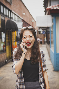 在现代购物区亚洲女以快乐的情绪欢笑在现代购物区女孩模型泰国图片