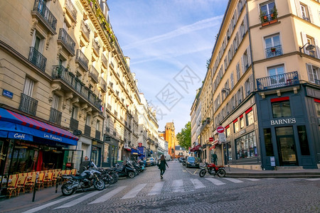 浪漫的车历史巴黎蒙特马区SummerParis街蒙马特区的法兰西桑尼夏日图片