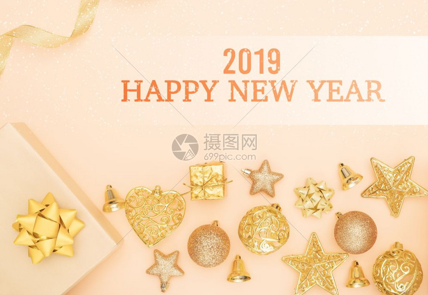 优质的2019年新快乐概念礼品箱或带有金弓星和底球的礼物箱惊喜丝带图片