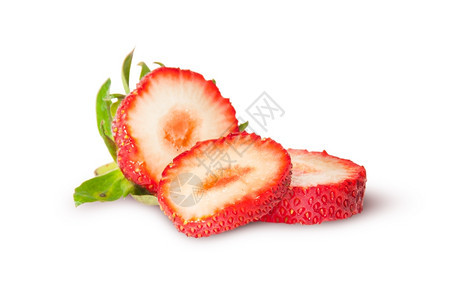营养的农业多汁熟草莓切片在白色背景上被孤立培育图片