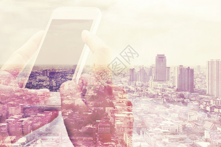 泰国曼谷商人灵感摩天大楼使用智能手机双重接触和城市背景商业技术概念利用智能电话双接触和城市环境背景设计图片