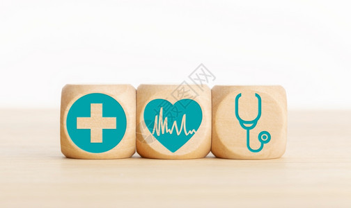 表上带有医学图标的木制区块复空间校正药物保险心跳图片