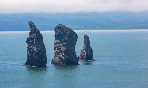 堪察加半岛阿瓦查湾的三兄弟岩堪察加半岛阿瓦查湾的三兄弟岩风景优美巡航太平洋图片