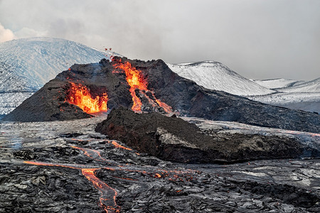 构造冰岛雷克雅未附近40公里处雷克雅未内斯半岛的Fagradalsfjall火山爆发黑色的场地背景图片