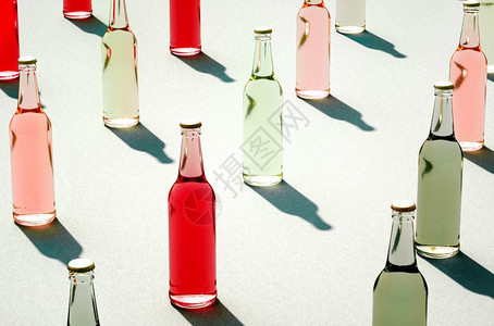 帽各种彩色玻璃瓶白表面有阴影的彩色玻璃瓶3D型全装和封闭玻璃瓶无标签Retro饮料瓶概念插图广告图片