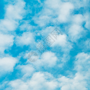 户外阳光明媚的天有云层积聚在中夏天图片