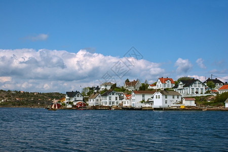 航行林格挪威南部海岸一带的小城镇林戈尔Lyngor挪威是一个受欢迎的旅游目地不能仅乘船坐汽车进入社区图片