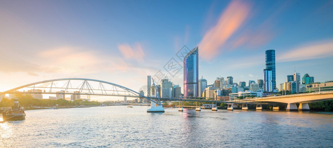 金融的昆士兰布里斯班市天际线和澳大利亚黄昏的布里斯班河摩天大楼图片