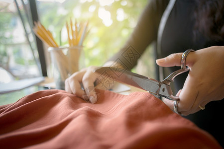 服装室内创意时设计师裁缝剪织物的图片学习人们图片