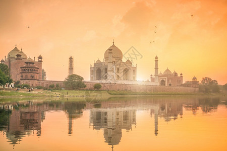 奇迹结构体日落时泰姬Mahal全景印度阿格拉反射白色的图片