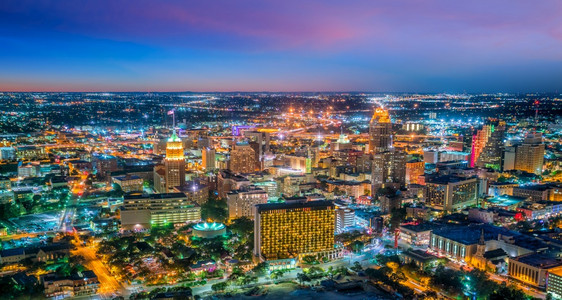 场景夜晚暮美国得克萨斯州SanAntonio市中心的顶端景色图片
