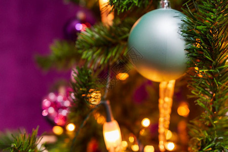 灯泡发光的圣诞树装饰图片