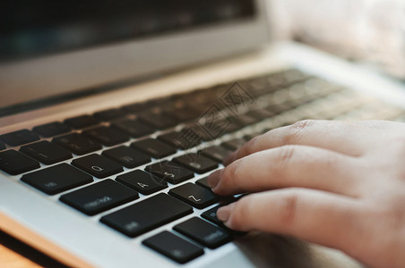 键盘手信息使用笔记本电脑打字的妇女手图像选定焦点在键盘上办公室沟通背景