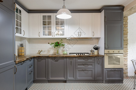 公寓现代豪华灰色和白木制厨房内部现代灰色和白木制厨房内部烤箱牡丹图片