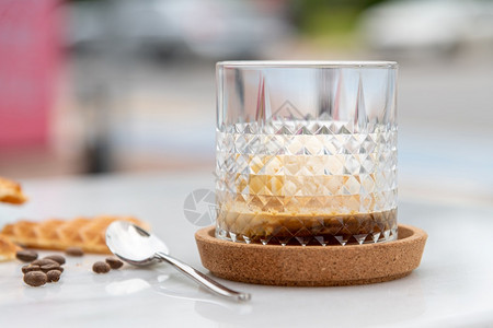 焦糖健康杯子咖啡香草冰淇淋在白大理石桌上的晶玻璃杯中图片