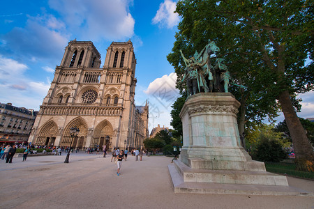 法语2014年6月PARIS2014年6月PARE日落时圣母教堂与游客一起参观圣母玛利亚每年有120万人到访巴黎正面图片