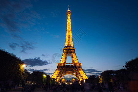 城市艾菲尔铁塔晚上旅行游客图片