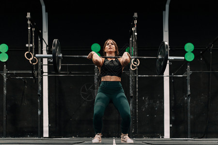 健身房角度合体操中年轻女减重员运动图片