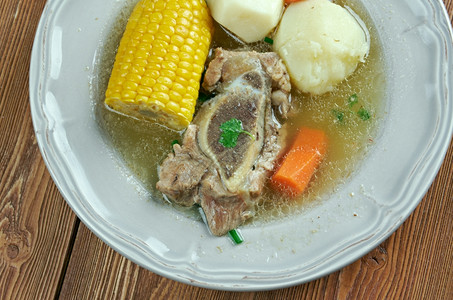 Pucherosopa炖肉原产于西班牙在尤卡坦墨西哥阿根廷伦比亚巴拉圭乌和阿根廷编写汤的基本成分是肉类培根腐骨和蔬菜营养丰富烹饪图片