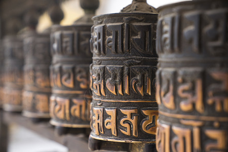在尼泊尔与艺术浅的DOF一起排成行的佛教祷告车轮文化亚洲人神圣图片