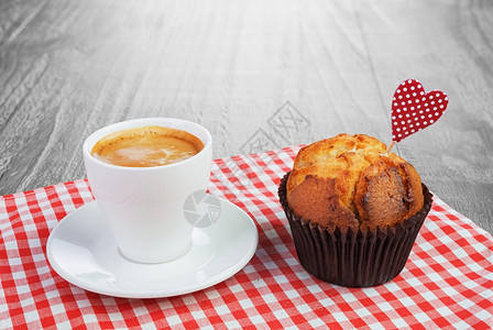 咖啡杯和熟木背景的松饼食物桌布优质的图片