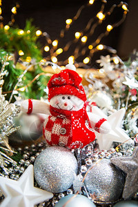 假期花圈圣诞节背景美丽的散背雪人特写圣诞节背景雪人特写象征图片