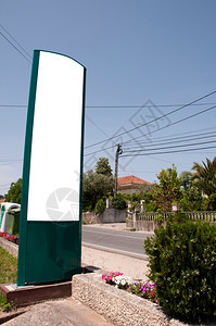 海报标语牌农村地区一条公路旁边的空广告牌蓝色天空路标图片