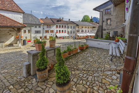 阿尔卑斯山建筑学瑞士弗里堡州格鲁耶雷村的Fribourg县Gruyere村主要街道在美丽的一天前游客图片