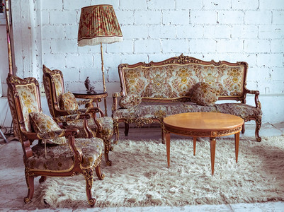 优质的古老内室有棕色沙发和白房间的图片