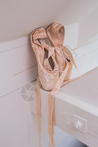 木制背景芭蕾舞女演员的足尖鞋粉色芭蕾舞木制背景芭蕾舞女演员的漂亮足尖鞋粉色芭蕾舞木制的脚丫子女气质图片