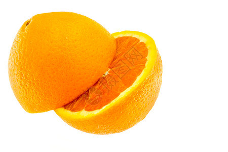 传统的黄色酸在白背景上被隔离的近距接新鲜的清水者橙子切半图片