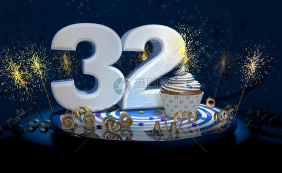 火焰新的三十二岁生日或周年纪念带有闪亮蜡烛的杯饼大数量用白纸条蓝色桌上有黄流体黑背景满火花的彩色桌脸三维插图32岁生日或周年图片