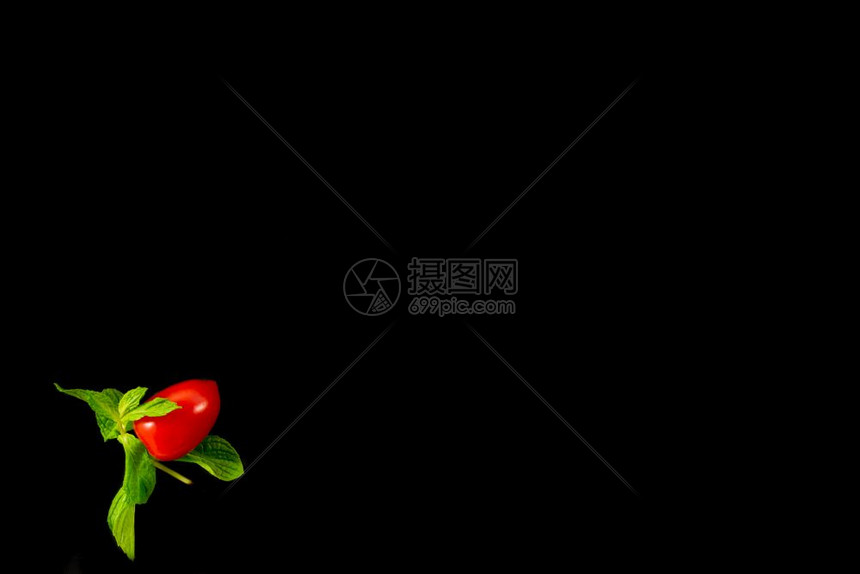 可口健康单樱桃番茄和薄荷叶的顶部视图以黑色背景孤立于带复制文本空间的最小画像风格多汁的图片