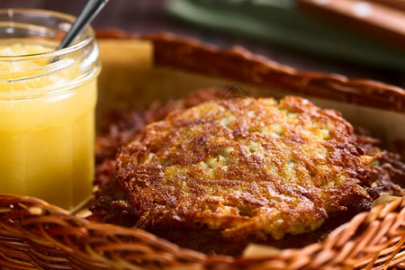 德鲁尼新鲜的自制薄土豆油条或篮子煎饼配苹果酱传统的德国小吃或菜肴称为Kartoffelpuffer或ReibekuchenSel图片