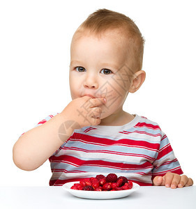 吃水果的小男孩图片