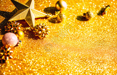 庆典假期圣诞新年或节时装新年或圣诞节模式平板铺天窗最顶端观看Xmas节庆祝活动在黄金背景和贺卡模板复制版面上闪亮金色装饰发光的图片