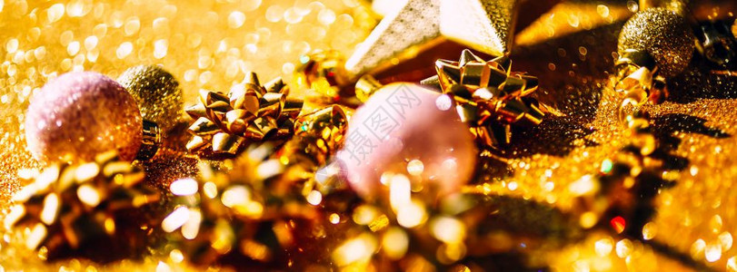 圣诞新年或节时装新年或圣诞节模式平板铺天窗最顶端观看Xmas节庆祝活动在黄金背景和贺卡模板复制版面上闪亮金色装饰散景喜庆的金图片