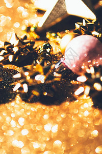 快乐的圣诞新年或节时装新年或圣诞节模式平板铺天窗最顶端观看Xmas节庆祝活动在黄金背景和贺卡模板复制版面上闪亮金色装饰有创造力的图片